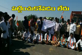 congress leaders protest at tripuraram in nalgonda district