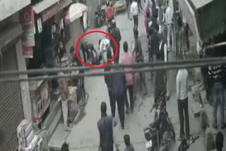 Men stabbed in Delhi  Adarsh Nagar area  Men stabbed in Adarsh Nagar  Delhi Crime news  ഡല്‍ഹിയില്‍ രണ്ട് യുവാക്കള്‍ക്ക് കുത്തേറ്റു  ഡല്‍ഹി  ഡല്‍ഹി ക്രൈം ന്യൂസ്  ക്രൈം ന്യൂസ്