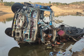 Truck falls off river bridge  Tava river bridge  Truck accident in Betul  Betul district news  Ghodadongri government hospital  Madhya Pradesh truck accident  ലോറി അപടകം  ഭോപ്പാല്‍ വാര്‍ത്തകള്‍  ലോറി മറിഞ്ഞ് ഡ്രൈവര്‍ മരിച്ചു