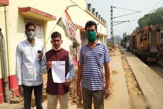 Jhargram zila congress protest at Jhargram Station