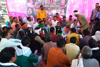 BaraBanki: Farmers protest with paddy laden trolley