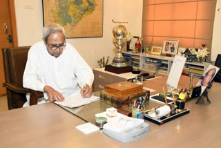 Odisha government to distribute free smartphone in Maoist hotbed  Odisha government  Odisha Chief Minister Naveen Patnaik  Bhubaneswar  Odisha  നക്‌സല്‍ ഗ്രാമങ്ങള്‍  ഒഡീഷ മുഖ്യമന്ത്രി  സൗജന്യ സ്‌മാര്‍ട്ട് ഫോണ്‍  നവീൻ പട്‌നായിക് വാര്‍ത്തകള്‍