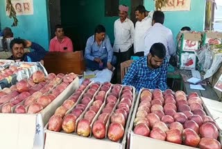 people-started-to-shop-at-fruit-market-in-koderma