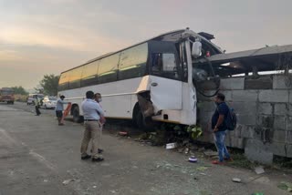 महाराष्ट्र में लक्जरी बस दुर्घटनाग्रस्त