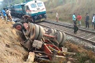 Truck fell out of ro-ro train on kokan route