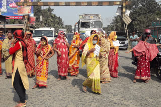 local_ladies_block_the_nh34_in_nadia_shantipur_they_complained_that_the_condition_of_the_road_is_very_poor