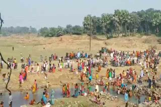 crowds-of-devotees-gathered-in-chhath-river-and-ponds-in-godda