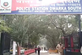 snatching in dwarka sector-9