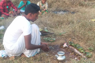 breaking-of-eggs-is-considered-auspicious-in-the-worship-of-sohray in jamshedpur