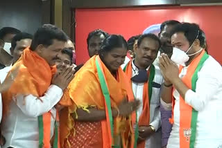 Congress Former Mayor Banda Karthika Reddy Join BJP