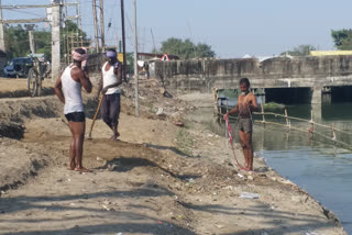 cleaning-different-ghats-on-the-eve-of-chhath-pooja