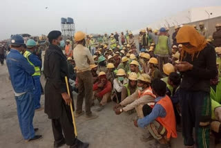 Pakistani labourers protest in Karachi against China's unequal wages for locals