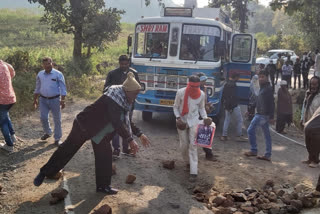 The bus ran after the passengers filled the potholes on the road in Amravati