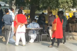 80 people testing at the Botanical Gardens metro station in noida