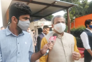 aadesh gupta targets kejriwal government on mask challan