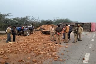 bus and tractor trolley collide, several injured in noida