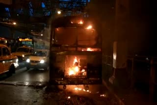 ഹൗറ പാലം  കൊൽക്കത്ത  ബസിന് തീ പിടിച്ചു  howrah bridge  kolkata  bus catch fire