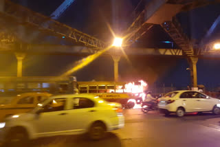 Fire breaks out in a bus on Howrah Bridge