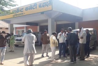 angry farmers protest in market committee of grain market charkhi dadri