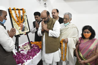 इंदिरा गांधी की जयंती कांग्रेस कार्यालय पर सादगी के साथ मनाई गई.