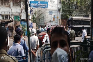 ক্যাজ়ুয়াল কর্মীদের আটক লালবাজার পুলিশের । দেখুন ভিডিয়ো...