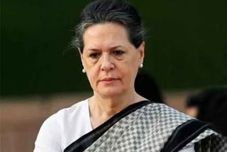 Congress president Sonia Gandhi  heavy pollution  Delhi's pollution  Sonia Gandhi chest infection  Sonia Gandhi advised to briefly shift out of Delhi  ഡൽഹി വായുമലിനീകരണം  സോണിയ ഗാന്ധിയുടെ ആരോഗ്യസ്ഥിതി  ഡൽഹി വിട്ടുനിൽക്കണമെന്ന് നിർദേശം  സോണിയ ഗാന്ധിയുടെ ആരോഗ്യ സ്ഥിതി