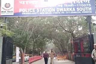 woman escaped by impersonating bracelet in dwarka