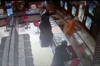 Theft at Jewelers Shop in raisen