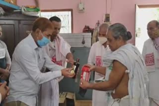 ayurbedi-medicine-distributed-among-devoties-of-patbaukhi-satra