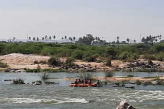 A boat that was spoiled in the middle of the Tungabhadra River