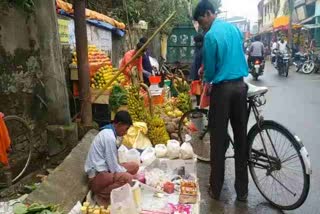 people buying fruits on chhath puja in jamtara
