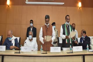 assembly-speaker-charandas-mahant-administered-oath-ceremony-marwahi-newly-elected-mla-dr-kk-dhruv