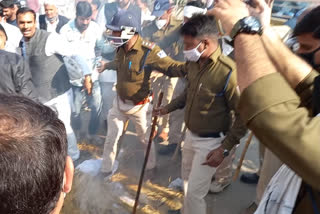 Congress burnt Jyotiraditya Scindia effigy