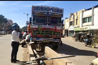 Truck colliding into a road divider in Hubli