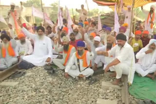 Indian Railways  Railways loss due to Punjab protest  Rs 2220 crore loss Indian Railways  PUNJAB fARMERS Stir  Punjab Farmers Protest  കാർഷിക നിയമങ്ങൾ  ഇന്ത്യൻ റെയിൽ‌വേ  പഞ്ചാബിലെ കർഷക പ്രക്ഷോഭം  റെയിൽ‌വേയ്ക്ക് 2,220 കോടി രൂപയുടെ നഷ്ടം  കർഷക പ്രക്ഷോഭം  പഞ്ചാബ്  പഞ്ചാബ് വാർത്തകൾ  കേന്ദ്ര റെയിൽവേ മന്ത്രി  പീയൂഷ് ഗോയൽ  പാസഞ്ചർ ട്രെയിനുകൾ  ചരക്കുനീക്കം  പഞ്ചാബ് മുഖ്യമന്ത്രി  punjab news  punjab farmers agitation