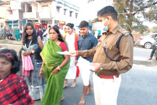 Police distributed masks at Chhat Ghat in giridih