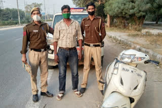 PCR team caught thief roaming on scooty in Rohini