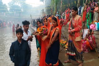 crowd-of-devotees-in-chhat-ghats-decreased-due-to-corona-pandmic-in-sarguja
