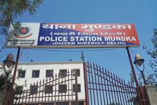 Mundka police arrested a thief including stolen mobiles and scooty