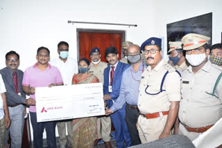 cheque is handed over to homeguard family at ananthapur district