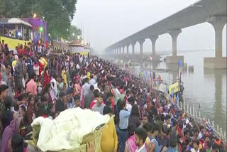 Chhath Puja concludes with prayers to the rising sun