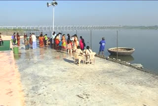 less devotees at tungabadhra pushkara at karnool