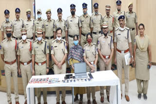 eight gang members arrested  Cyberabad Police  Police busts online dating scam  online dating scam  gang members arrested  Cyber Crime Police  ഓണ്‍ലൈന്‍ ഡേറ്റിങ് സൈറ്റ്  എട്ടംഗ സംഘം അറസ്റ്റില്‍  സൈബര്‍ ക്രൈം പോലീസ്  സൈബരാബാദ് പൊലീസ്