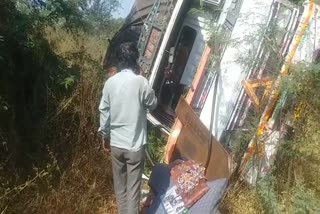 truck full of garlic overturned