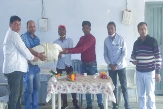 Distribution of nets to fishermen