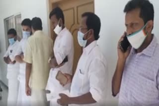 Candidates protest front DCC office  Kollam news  തദ്ദേശ തെരഞ്ഞടുപ്പ് വാര്‍ത്ത  തദ്ദേശ തെരഞ്ഞെടുപ്പ് കൊല്ലം  കൊല്ലം വാര്‍ത്ത  കൊല്ലം തെരഞ്ഞെടുപ്പ് വാര്‍ത്ത  ഡിസിസി കൊല്ലം  ഡിസിസിക്കെതിരെ സ്ഥാനാര്‍ഥികള്‍