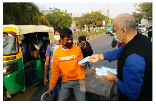 deputy cm manish sisodia distributed masks in patparganj