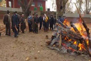 Kashmiri muslims help perform last rites of Hindu man