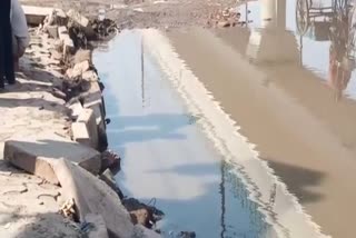 sewer water flowing on road in delhi