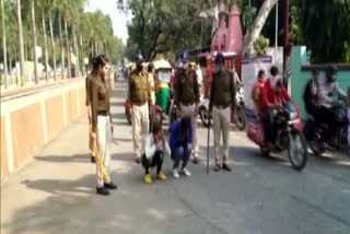 sit-ups for harassing women  harassing women  dewas police  ദേവാസ് പൊലീസ്  പൊതുസ്ഥലത്ത് ഏത്തമിടീച്ചു  ഭോപ്പാൽ ദേവാസ്